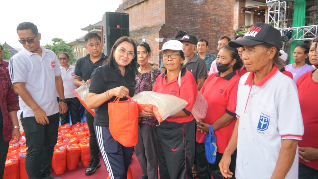 Ketua Tim Penggerak PKK Kabupaten Badung, Ny. Rasniathi Adi Arnawa saat menghadiri Pesona Ibu Badung Dalam Perayaan hari Ibu Tahun 2025 di area terbuka kawasan Balai Budaya Giri Nata Mandala, Puspem Badung
