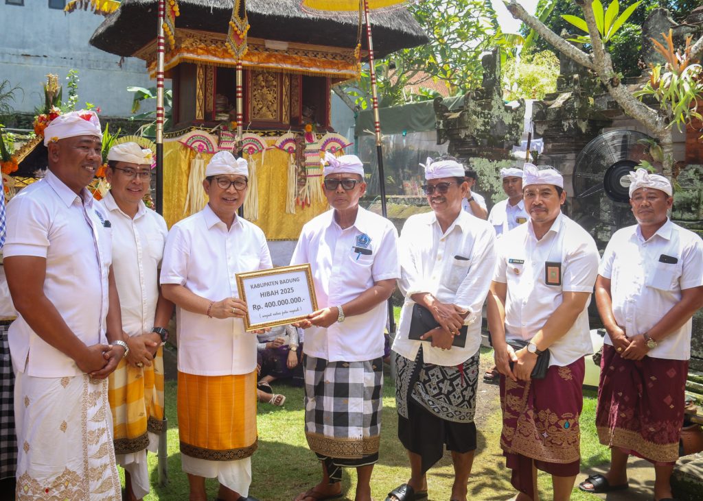 Bupati Adi Arnawa saat hadiri Karya Ngeratep serta Pasupati Lingga Arcana di Pura Kayu Putih, Banjar Pasekan, Desa Tangeb, Kamis (4/12)