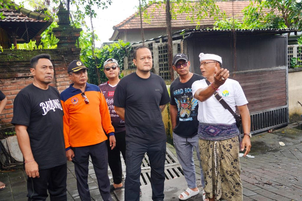 Wabup Bagus Alit Sucipta saat meninjau lokasi banjir di kawasan Lingkungan Krisnantara, Tibubeneng dan Jalan Sri Kahyangan, Canggu, Kuta Utara, Minggu (14/12).