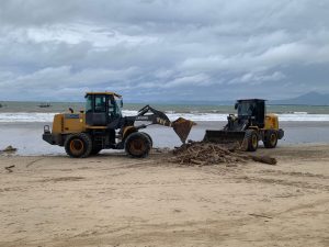 Aksi bersih-bersih sampah kiriman di sepanjang Pantai Muaya, Jimbaran, Rabu (21/1).