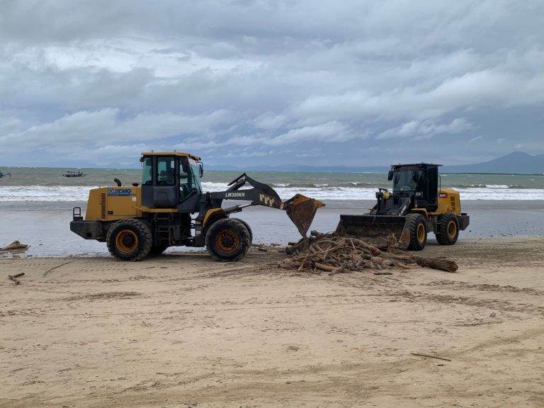 Aksi bersih-bersih sampah kiriman di sepanjang Pantai Muaya, Jimbaran, Rabu (21/1).
