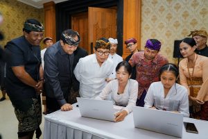 Bupati Wayan Adi Arnawa didampingi Wabup Bagus Alit Sucipta secara resmi membuka Bulan Bahasa Bali VIII Tahun 2026 yang ditandai dengan membunyikan Gamelan Ceng-Ceng, di Balai Budaya Giri Nata Mandala, Puspem Badung, Jumat (30/1).