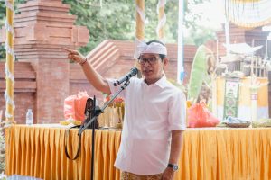 Bupati Adi Arnawa saat menghadiri Karya melaspas, dan menandatangani Prasasti Kantor Lurah Tanjung Benoa, di Kantor Lurah Tanjung Benoa, Kuta Selatan, Sabtu (3/1).