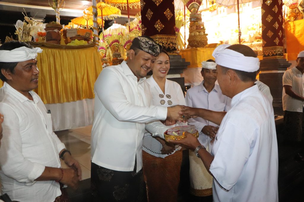 Wabup Bagus Alit Sucipta, didampingi Nyonya Yunita Alit Sucipta, menghadiri rangkaian Karya Atma Wedana (Nyekah Massal) yang dilaksanakan krama Banjar Tanggayuda, Desa Bongkasa, Kecamatan Abiansemal, Sabtu (17/1)