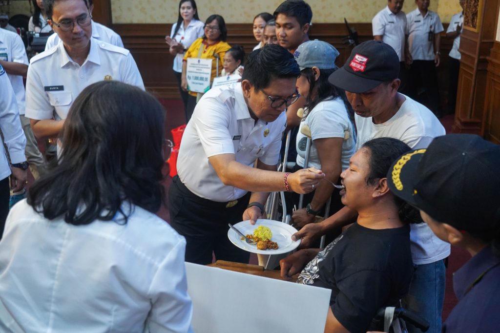 Bupati Wayan Adi Arnawa saat meluncurkan Program Pemberian Bantuan Perlindungan dan Rehabilitas Sosial Bagi Penyandang Disabilitas di Kabupaten Badung