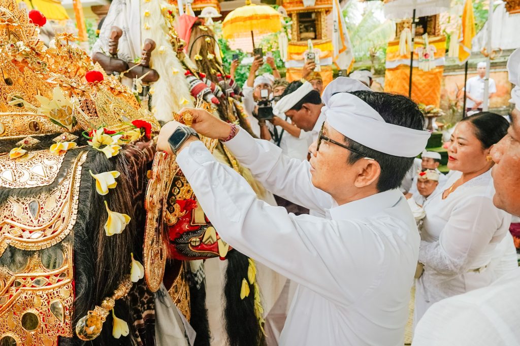 Karya Ngerehan di Pura Dalem Sakenan Munggu
