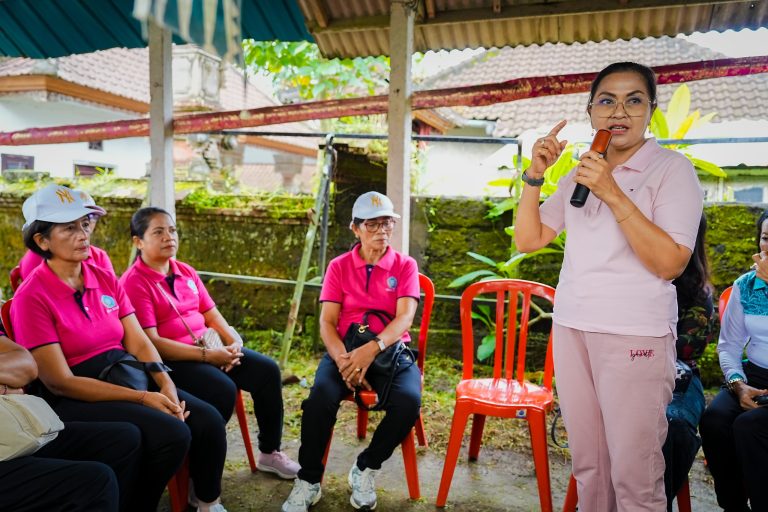 Ketua TP. PKK Badung, Nyonya Rasniathi Adi Arnawa saat panen buah melon dan sayuran hidroponik di Kebun Mega Hidroponik, Banjar Pacung, Desa Selat, Kamis (22/1).