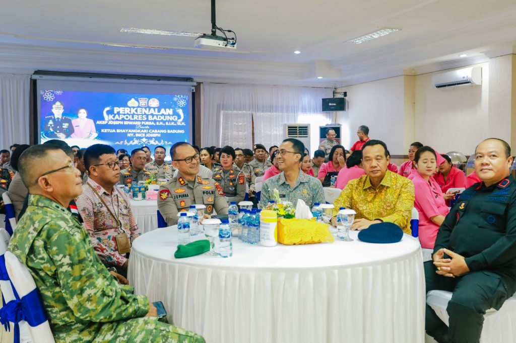 Sekda Surya Suamba menghadiri sekaligus memberikan sambutan pada acara perkenalan Kapolres Badung yang baru, AKBP Joseph Edward Purba, di Aula Polres Badung, Jumat (9/1)