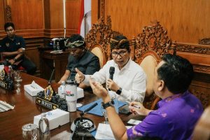 Bupati Wayan Adi Arnawa didampingi Ketua DPRD Badung Gusti Anom Gumanti saat Rakor bersama Forkopimda Badung di Puspem Badung, Jumat (30/1)