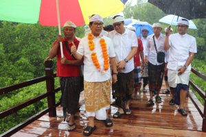 Bupati Wayan Adi Arnawa menghadiri upacara melaspas sekaligus meresmikan Jembatan Suwung Lemo di Kelurahan Tanjung Benoa, Kecamatan Kuta Selatan, Badung, Sabtu (3/1).