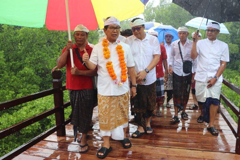 Bupati Wayan Adi Arnawa menghadiri upacara melaspas sekaligus meresmikan Jembatan Suwung Lemo di Kelurahan Tanjung Benoa, Kecamatan Kuta Selatan, Badung, Sabtu (3/1).