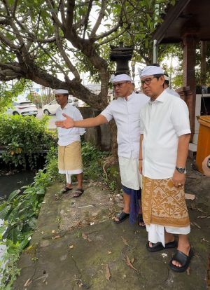 Bupati Wayan Adi Arnawa turun langsung ke lapangan untuk memantau aliran Tukad Pungut di wilayah Jimbaran, Kuta Selatan, Sabtu (3/1).
