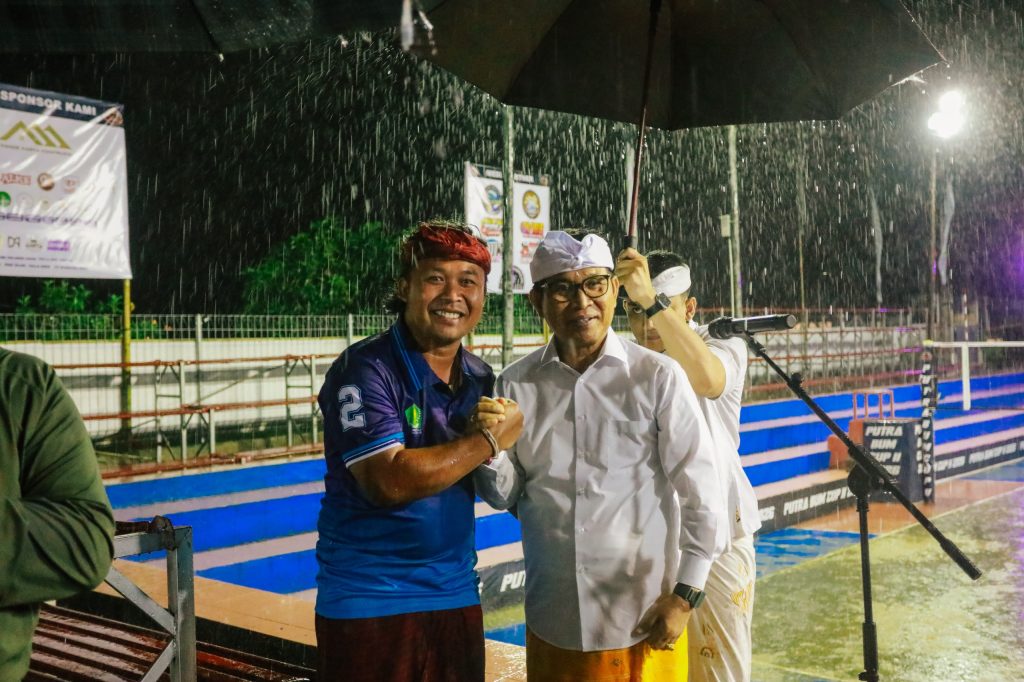 Bupati Wayan Adi Arnawa bersama Ketua DPRD Badung I Gusti Anom Gumanti membuka Turnamen Bola Voli PUTRA BUM Cup II Tahun 2026 di Lapangan Pratu I Ketut Ridis, Banjar Umakepuh, Desa Buduk, Kecamatan Mengwi, Minggu (18/1)