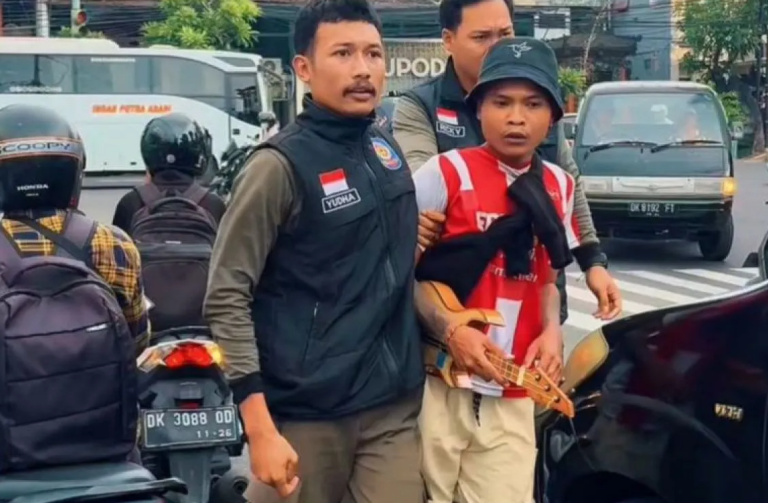 GAGAH Nok! Satpol PP Denpasar Berhasil Tertibkan 18 Gepeng dan Badut di Sejumlah Traffic Light