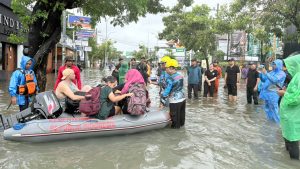 Wabup Bagus Alit Sucipta saat meninjau banjir di Jalan Dewi Sri, Kecamatan Kuta, Selasa (24/2).