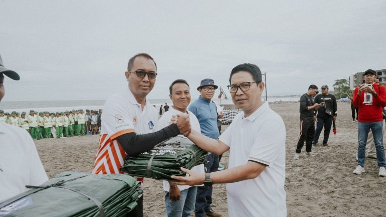 Bupati dan Ketua DPRD Badung Pimpin Gerakan Bersih Sampah di Pantai Petitenget