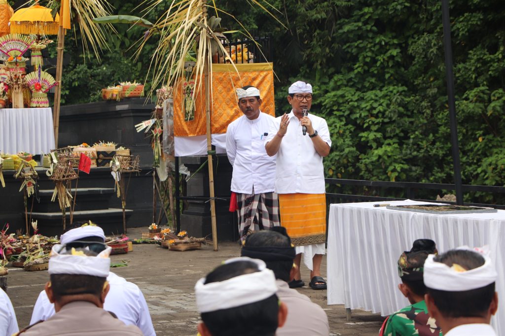 Bupati Adi Arnawa Bantu Pembangunan dan Melaspas Tempat Melasti Desa Adat Abiansemal