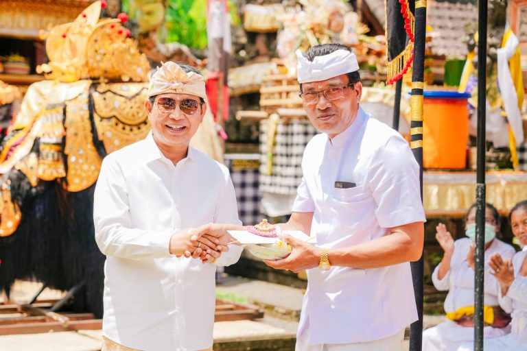 Bupati Adi Arnawa Hadiri Prosesi Ngodak Pelawatan di Pura Dalem Bebalang Carangsari