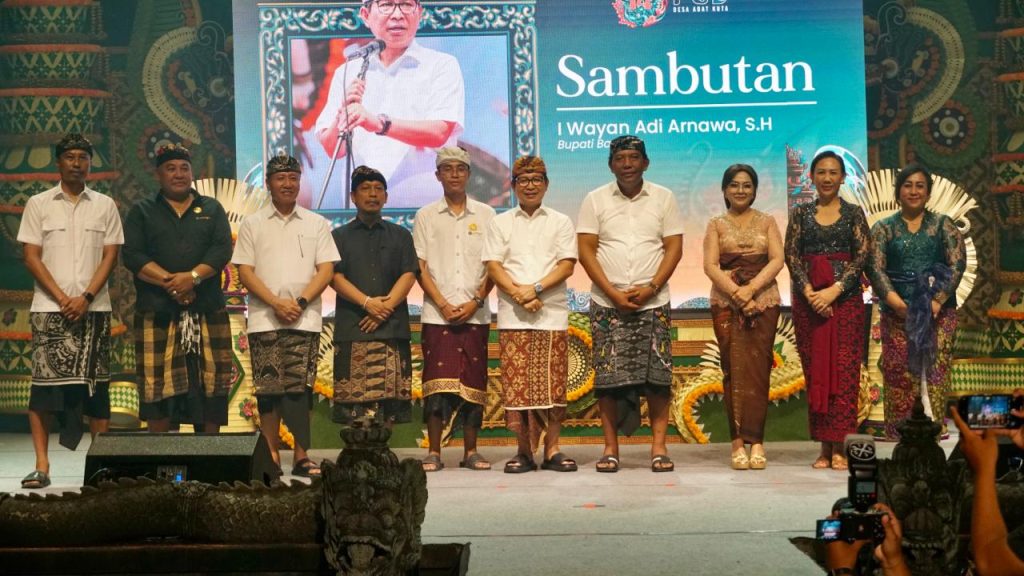 Bupati Adi Arnawa, secara resmi menutup perlombaan Jegeg Bungan Desa 2026 serangkaian Festival Seni Budaya XIV Desa Adat Kuta ditandai dengan peniupan Sungu di Open Stage Majelangu, Pura Segara Kuta, Sabtu (21/3)