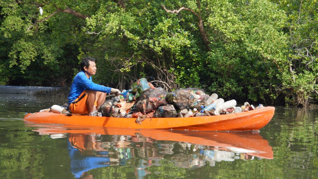 Solidaritas Masyarakat Bersihkan Ekosistem Mangrove dari Sampah Plastik