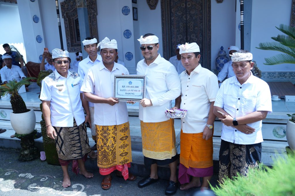 Wabup Bagus Alit Sucipta, menghadiri Karya Padudusan Alit, Ngenteg Linggih di Merajan Kemimitan Puri Punggul dan Pura Batur, Desa Punggul, Kecamatan Abiansemal, Rabu (28/4)
