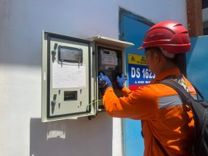 Petugas PLN melakukan proses aktivasi dan pengecekan meter listrik untuk memastikan pasokan listrik tersalurkan dengan aman, andal, dan sesuai standar operasional.