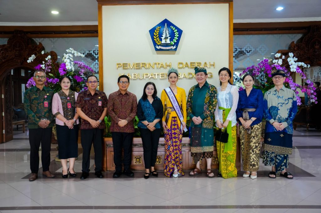 Bupati Wayan Adi Arnawa, didampingi Ketua TP PKK Badung, Nyonya Rasniathi Adi Arnawa, menerima kunjungan audiensi Puteri Indonesia Lingkungan 2026, Victoria Veronica Titisari Kosasieputri, Selasa (28/4)
