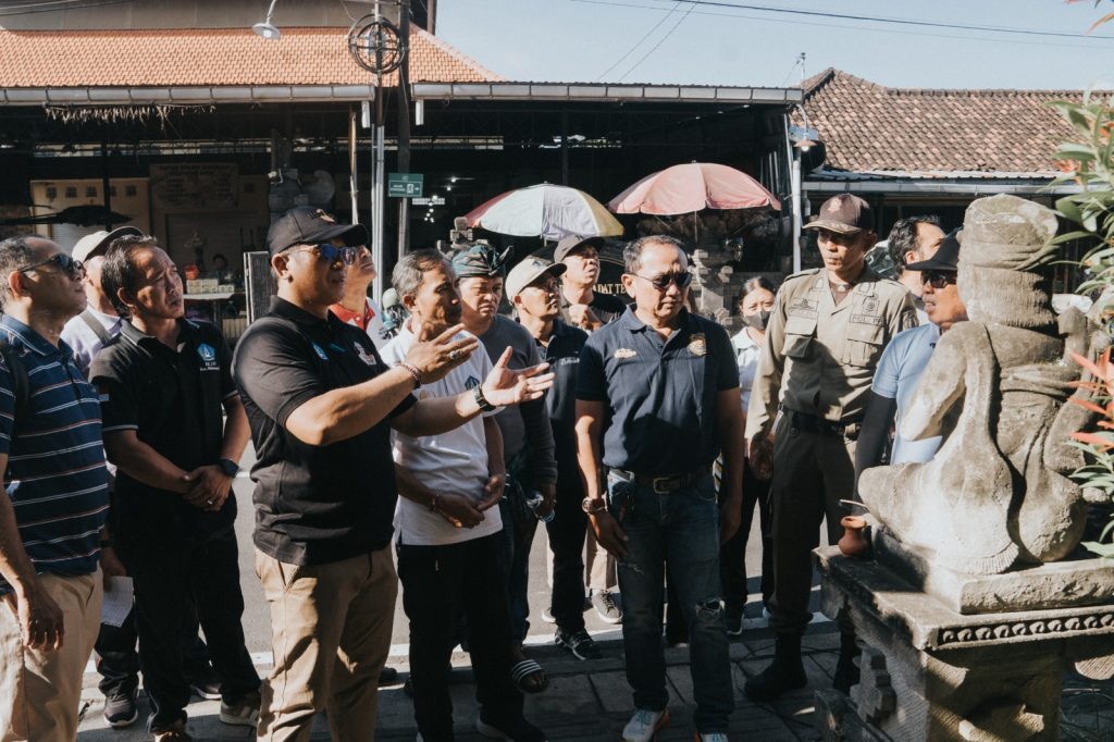 Penertiban Utilitas di wilayah Desa Darmasaba, Kecamatan Abiansemal, Jumat (10/4)