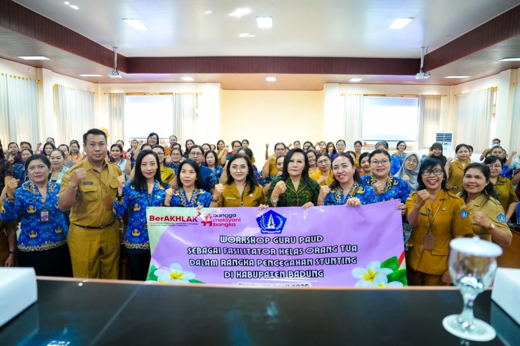 Bunda PAUD Kabupaten Badung, Nyonya Rasniathi Adi Arnawa, secara resmi membuka Workshop Guru PAUD di SPNF SKB Kerobokan, Senin (27/4)