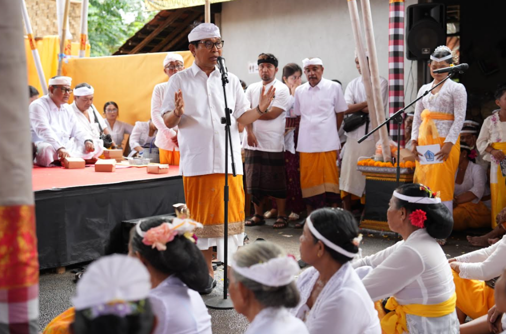 Bupati Adi Arnawa Hadiri Karya Ngenteg Linggih di Desa Adat Semana Abiansemal
