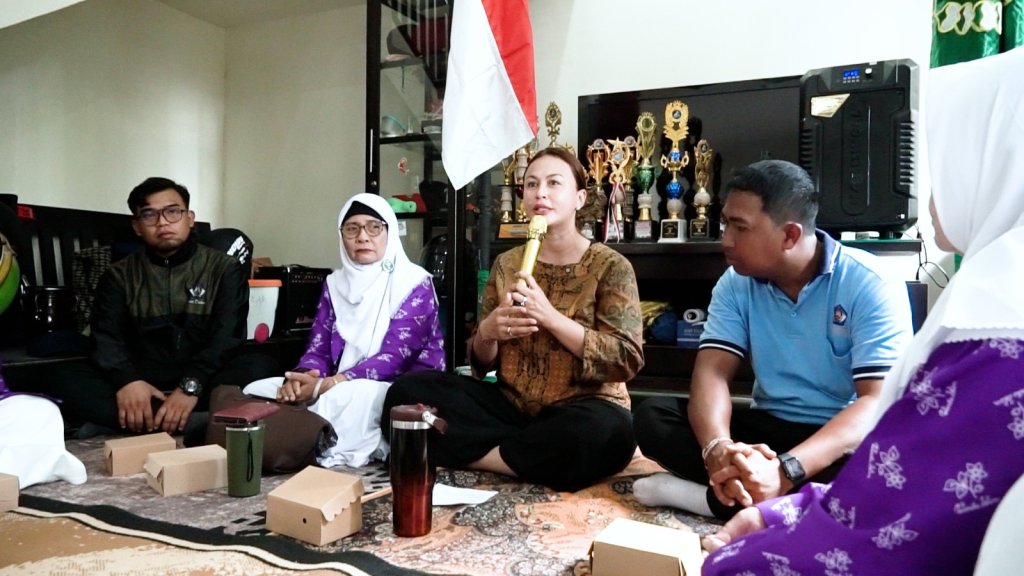 Ketua GOW Badung, Nyonya Yunita Alit Sucipta, menyerahkan bantuan 80 bag komposter dan 10 paket sembako kepada PD Wanita Islam Badung di Perumahan Srinadi Residence, Banjar Kwanji, Desa Dalung, Kuta Utara, Sabtu (24/5)