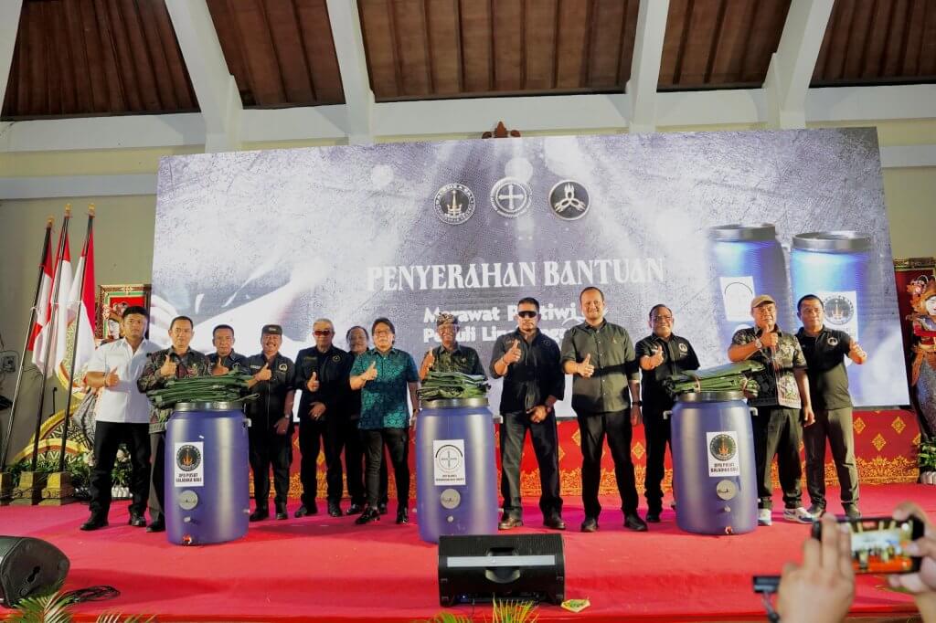 Wabup Bagus Alit Sucipta saat menghadiri perayaan HUT ke-22 Baladika Bali di Wantilan Serbaguna Puslat Bakti Negara, Perumahan Multi Permai I, Kelurahan Sading, Selasa (5/5) sekaligus menyalurkan 2.200 komposter untuk penanganan sampah.