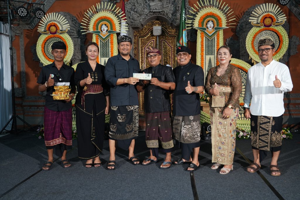 Wabup Bagus Alit Sucipta saat menghadiri perayaan Hari Ulang Tahun ST. Kusuma Mekar Ke-48 di Banjar Gulingan, Desa Adat Tegal, Darmasaba, Rabu (20/5)