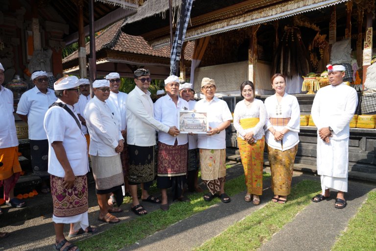 Bupati dan Wabup Badung Hadiri Karya Melaspas di Pura Dalem Suargan Bongkasa