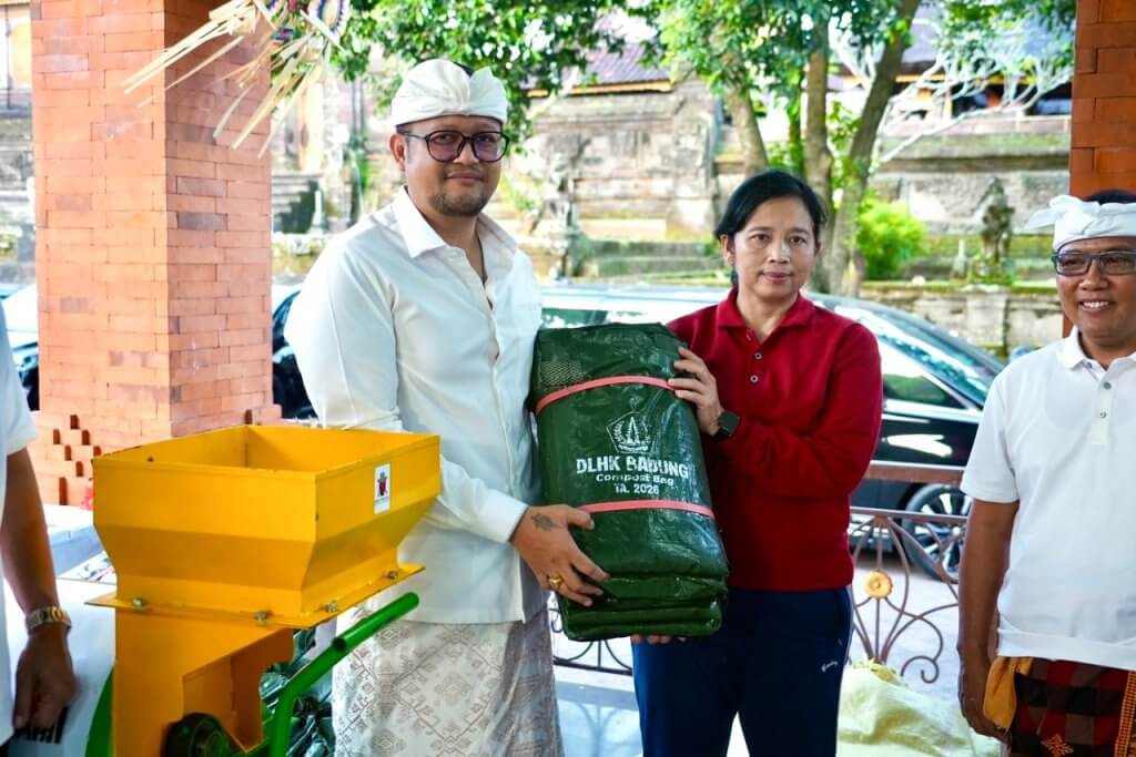 Optimalkan Pemilahan Sampah dari Sumber, Wabup Badung Serahkan Mesin Pencacah dan Bag Komposter di Sempidi