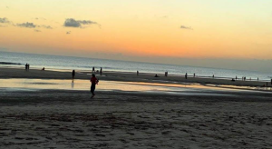 Pantai Munggu: Pelarian Sempurna di Balik Ketenangan Pasir Hitam Badung