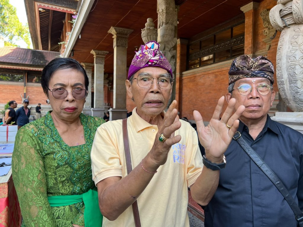 Dewan Juri Lomba Seni Lukis Wayang Klasik Bali (dari kiri Ni Made Rinu, I Made Yasana dan I Made Bendi Yudha)