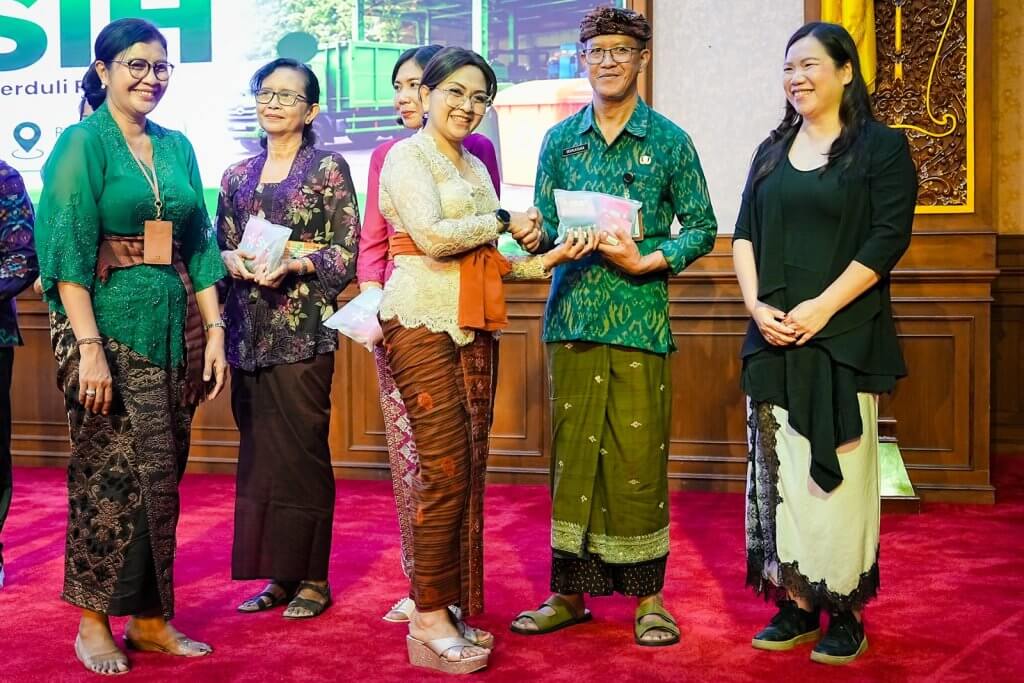 Ketua TP. PKK Badung Nyonya Rasniathi Adi Arnawa saat hadiri Sosialisasi Badung Peduli Residu dan Optimalisasi Bank Sampah Mangu Srikandi di Ruang Kertha Gosana, Puspem Badung, Kamis (4/6)