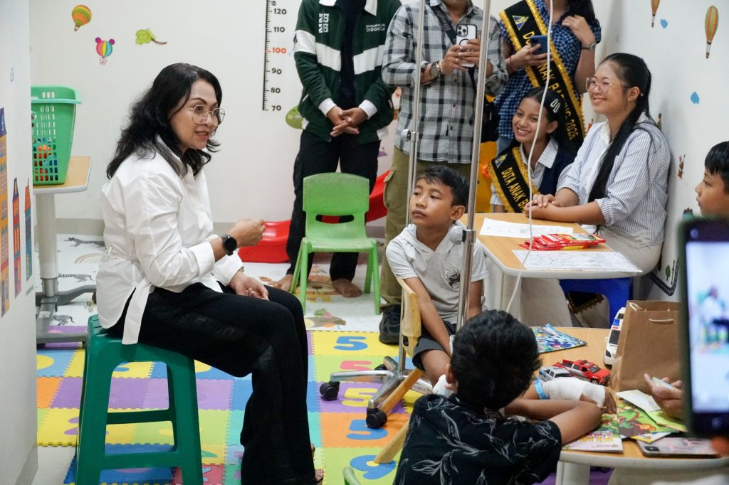Ketua TP. PKK Badung, Nyonya Rasniathi Adi Arnawa saat kegiatan Cerdas Maya Anak Mangupura di Gedung F, Ruang Cilinaya, RSD. Mangusada Badung, Minggu (14/6)
