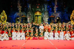 Bupati Adi Arnawa saat menyaksikan langsung penampilan Utsawa (Parade) Gong Kebyar Wanita Duta Kabupaten Badung dalam ajang PKB XLVIII Tahun 2026 di Panggung Terbuka Ardha Candra, Taman Budaya Provinsi Bali, Denpasar, Minggu (28/6)
