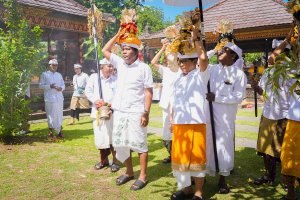 Bupati Wayan Adi Arnawa melaksanakan persembahyangan bersama dalam rangkaian Karya Nyatur Rebah di Pura Lingga Bhuwana dan Pura Beji, Puspem Badung, Senin (29/6)