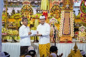 Bupati Wayan Adi Arnawa menghadiri puncak Karya Nyawa Wedana Utama di Wantilan Nusa Bangsul, Desa Adat Ungasan, Kuta Selatan, Minggu (31/5)