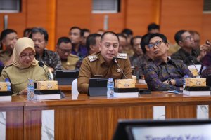 Bupati Adi Arnawa saat menghadiri Rakor Monitoring Pelaksanaan Kegiatan Perluasan Piloting Digitalisasi Bansos, bertempat di Gedung Sasana Bhakti Praja Kementerian Dalam Negeri, Jakarta Pusat dan dipimpin langsung oleh Menteri Dalam Negeri Tito Karnavian beserta jajaran, Selasa (30/6)