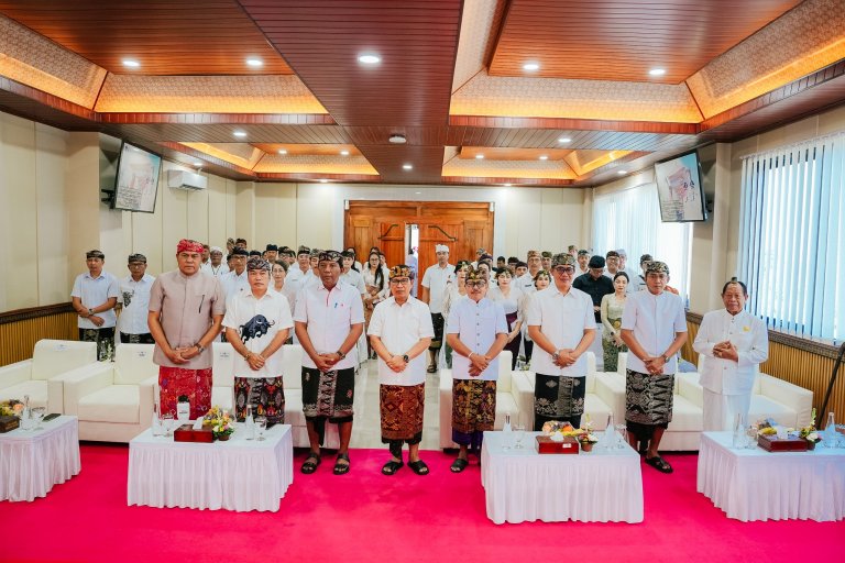 Lantik Direktur Umum Perumda Air Minum Tirta Mangutama 2026-2031