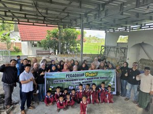 Pegadaian Praya Salurkan Bantuan Material Pembangunan Ruang Kelas dan Edukasi Investasi Emas
