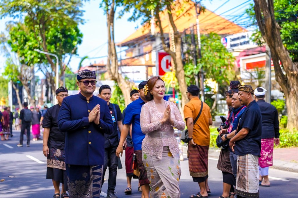 Bupati Wayan Adi Arnawa dan Wabup. Bagus Alit Sucipta saat pembukaan dan pelepasan Peed Aya Pesta Kesenian Bali XLVIII tahun 2026 di depan Monumen Perjuangan Rakyat Bali, Niti Mandala Renon, Denpasar, Sabtu (13/6).