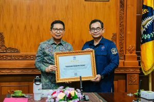 Bupati Adi Arnawa disaat menerima penghargaan dari Kepala Kantor Regional X BKN Satya Pratama di Ruang Nayaka Gosana I, Pusat Pemerintahan (Puspem) Badung, Selasa (23/6)