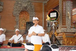 Bupati Wayan Adi Arnawa saat meresmikan Balai Banjar Muluk Babi, Desa Sangeh, Kecamatan Abiansemal yang ditandai penandatanganan prasasti, Minggu (28/6)