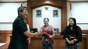 Bunda PAUD Badung, Nyonya Rasniathi Adi Arnawa saat menjadi narasumber FGD di Ruang Rapat Badan Riset dan Inovasi Daerah, Kamis (30/7)