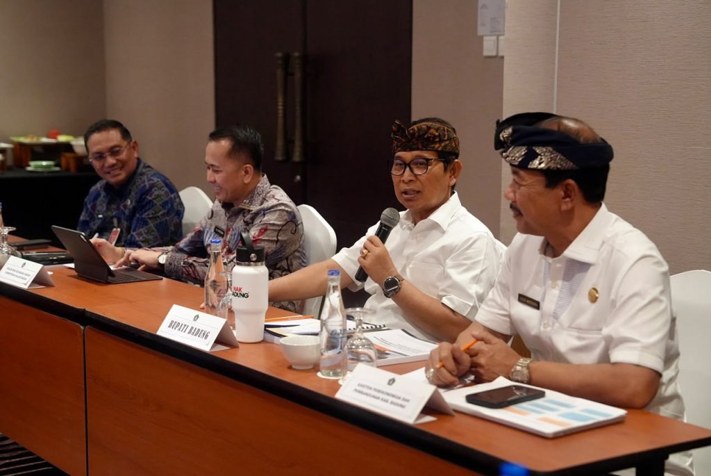 Bupati Wayan Adi Arnawa menghadiri kegiatan FGD persiapan pembentukan BUMD Infrastruktur dan BUMD Kesehatan Kabupaten Badung di Yudistira-Bima Room, Harris Hotel & Residence Sunset Road Bali, Kamis (23/7)